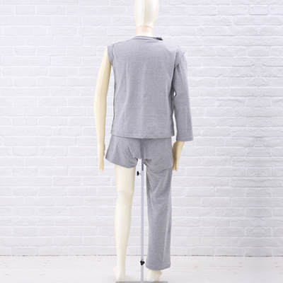袖と足を取り外した介護服（バックスタイル）
