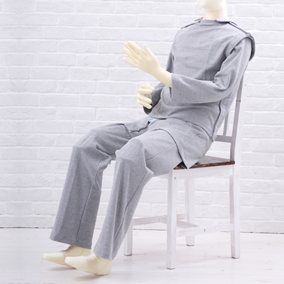 介護服を着るマネキン